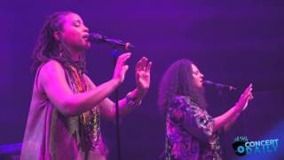 Floetry performs \\