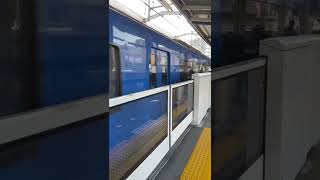 京急2100形ブルースカイトレイン発車