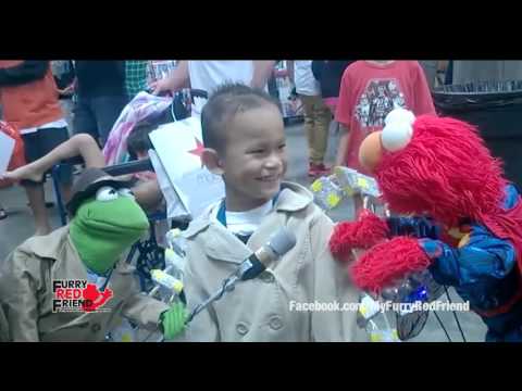 reporter-&-super-elmo-at-amazing-hawaii-comic-con-2015