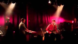 Clap your hands say yeah - Over and over again live (Paris - 2011)