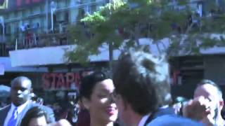 Chris Brown vs Kissing Reporter Kissed RIHANNA - MTV VMA 2012
