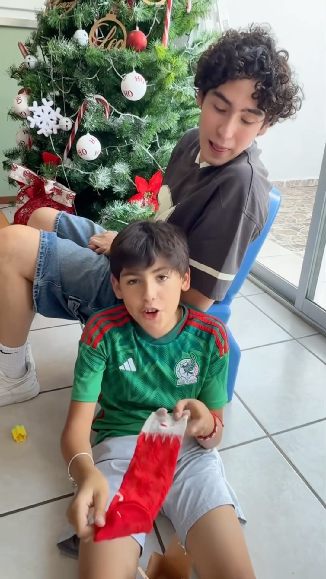 MI HERMANO ABRE SUS REGALOS??| Leo Study