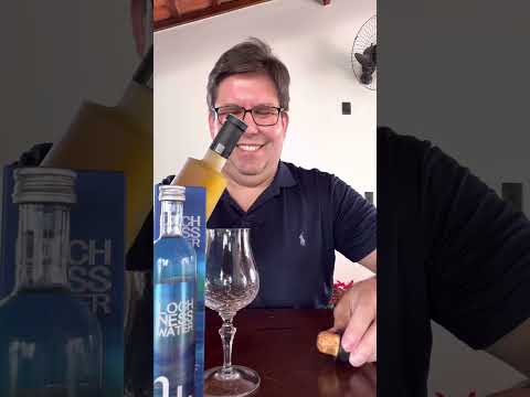 Whisky Octomore 15.3 (segundo mais defumado do mundo), aberto com água do Lago Ness