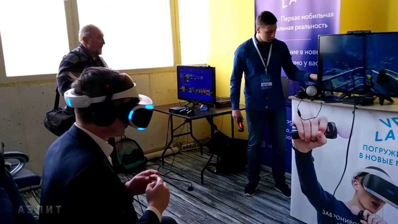 Вот так выглядят люди в очках виртуальной реальности - YouTube