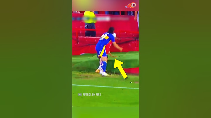 Cavani empuja a un recogepelotas por no querer darle el balón #futbol #cavani #shorts