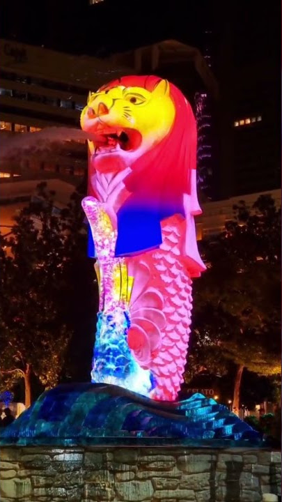 Merlion Singapore changes its colour😱 #singapore #merlion #attraction #shorts