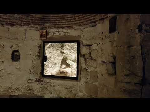 הקבר של האדם הראשון (&rsquo;אדם וחוה&rsquo;) על פי חלק מהנוצרים נמצא מתחת מקום הצליבה של ישו / ישוע בירושלים