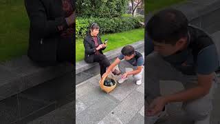 出门前用这个鞋蜡 擦鞋 方便又省时，无色的什么颜色的鞋子都可以用！一些皮衣包包都可以用它擦 生活好帮手 鞋子护理 无色鞋蜡