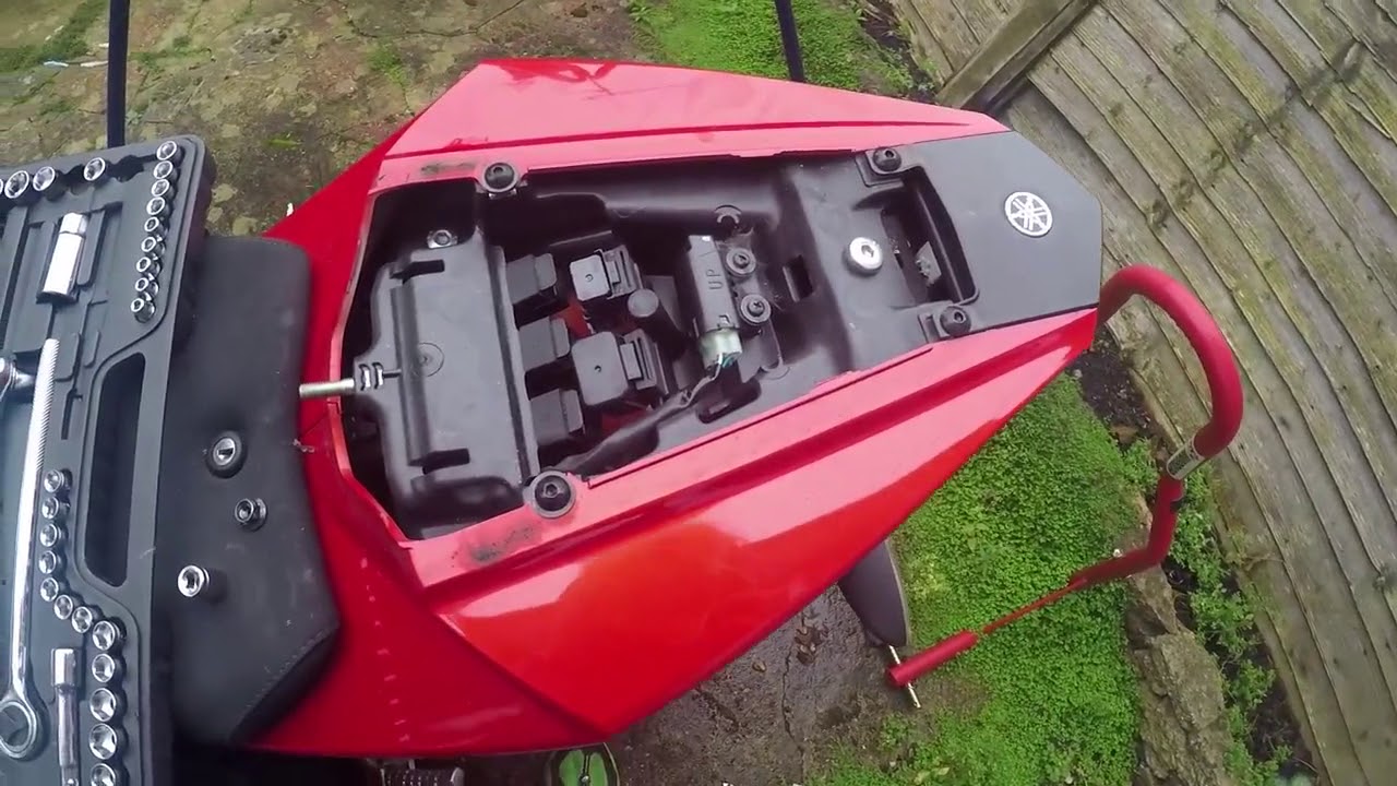 2016-2017 Yamaha YZF R125 Rear Seat Removal - YouTube