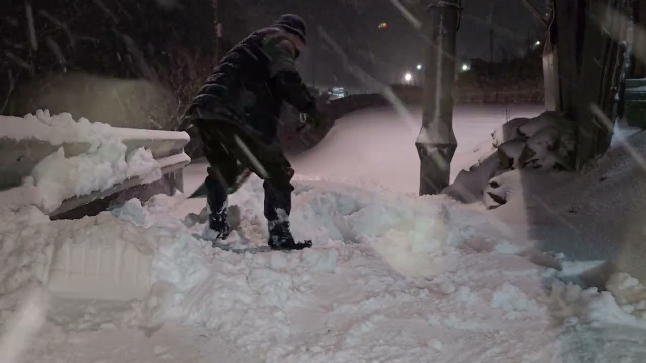 밤11시  퇴근길  울엄마 계시는 집까지 어찌가나 눈폭탄 퍼부어 장화신고 ᆢ