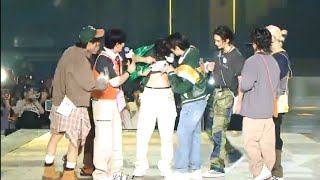 Lee Know showing Chan's abs and his "WOOOW" 😸