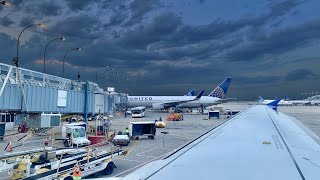 CRAZY MIDWEST THUNDERSTORMS – STORMY Takeoff Chicago O'Hare – United Airlines – A320232 – N451UA