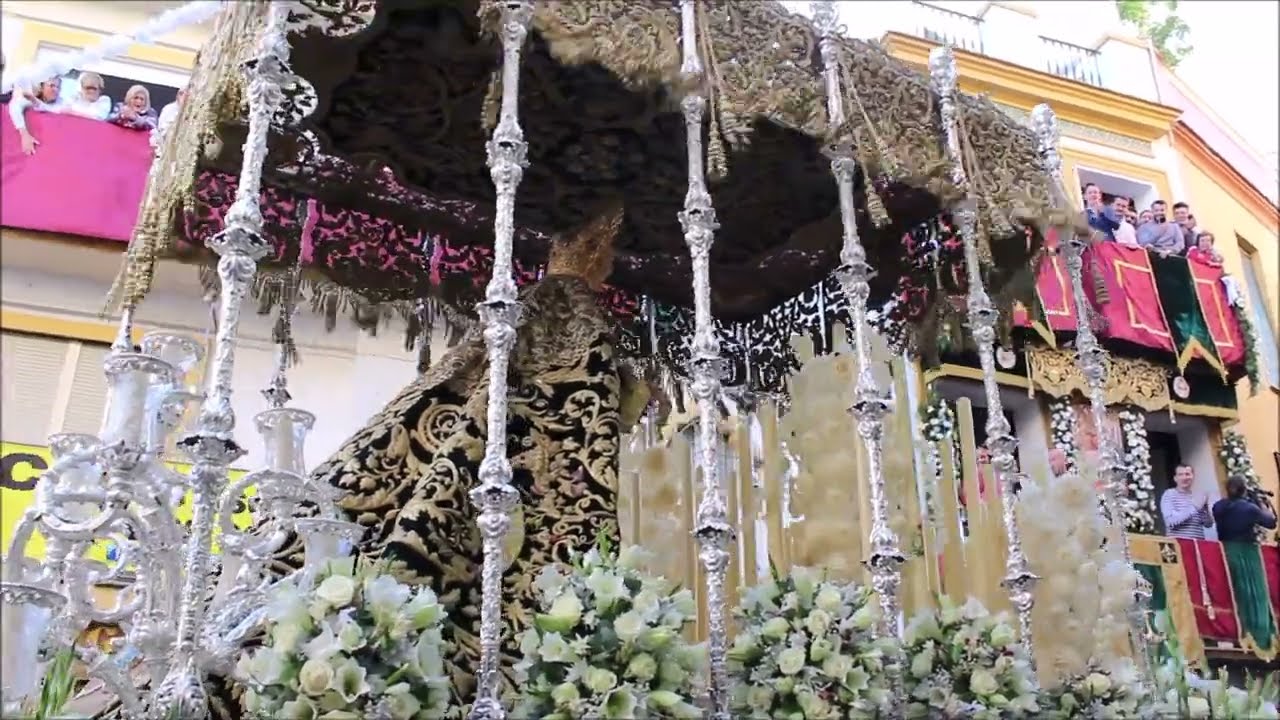 Esperanza de Triana levantá al son de Campanilleros y petalada (COMPLETO)