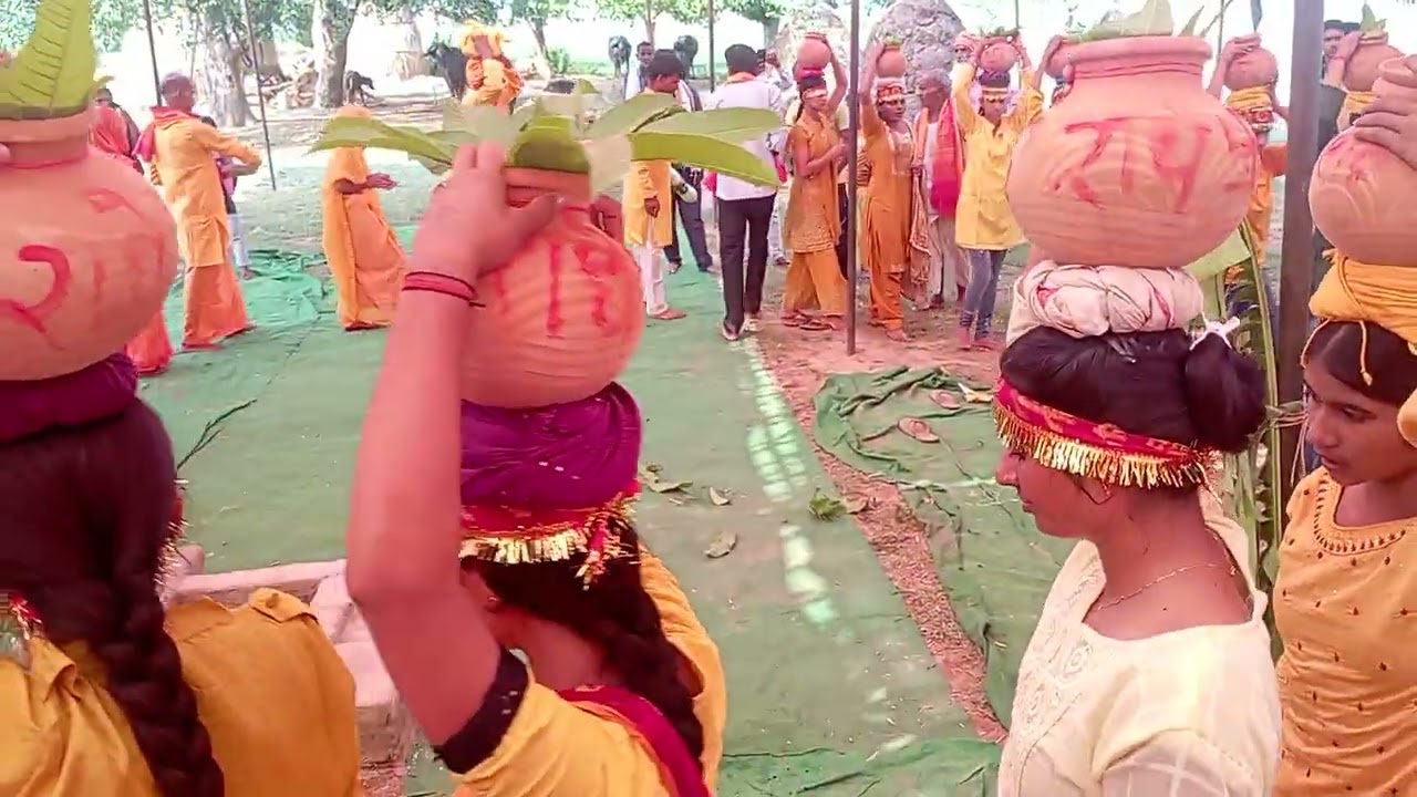 जबरदस्त कलश यात्रा ग्राम देवरिया जिला एटा विनय  सावरिया शास्त्री जी मो ०9761121249