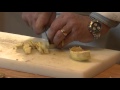 Comment cuire à cru un fond d&#39;artichaut? par Pierre-Dominique Cécillon pour Larousse Cuisine