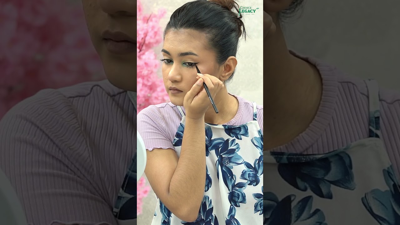 Easy and quick blue inner corner Eye look! 