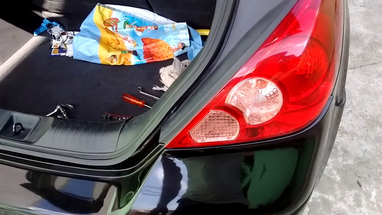 Como Trocar Lâmpada da Lanterna Traseira Nissan Tiida 1.8
