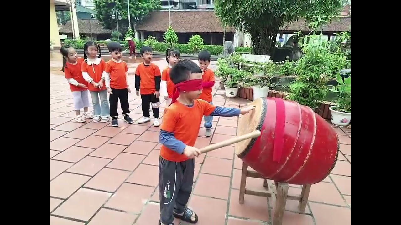 BỊT MẮT ĐÁNH TRỐNG