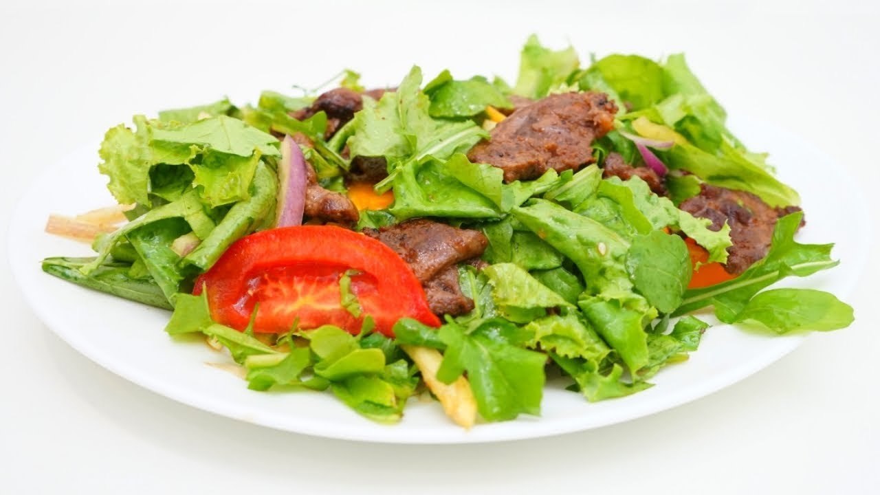 Салат с овощами без мяса. Салат с говядиной и овощами. Теплый мясной салат. Салат мясной с овощами. Мясо на листе салата.