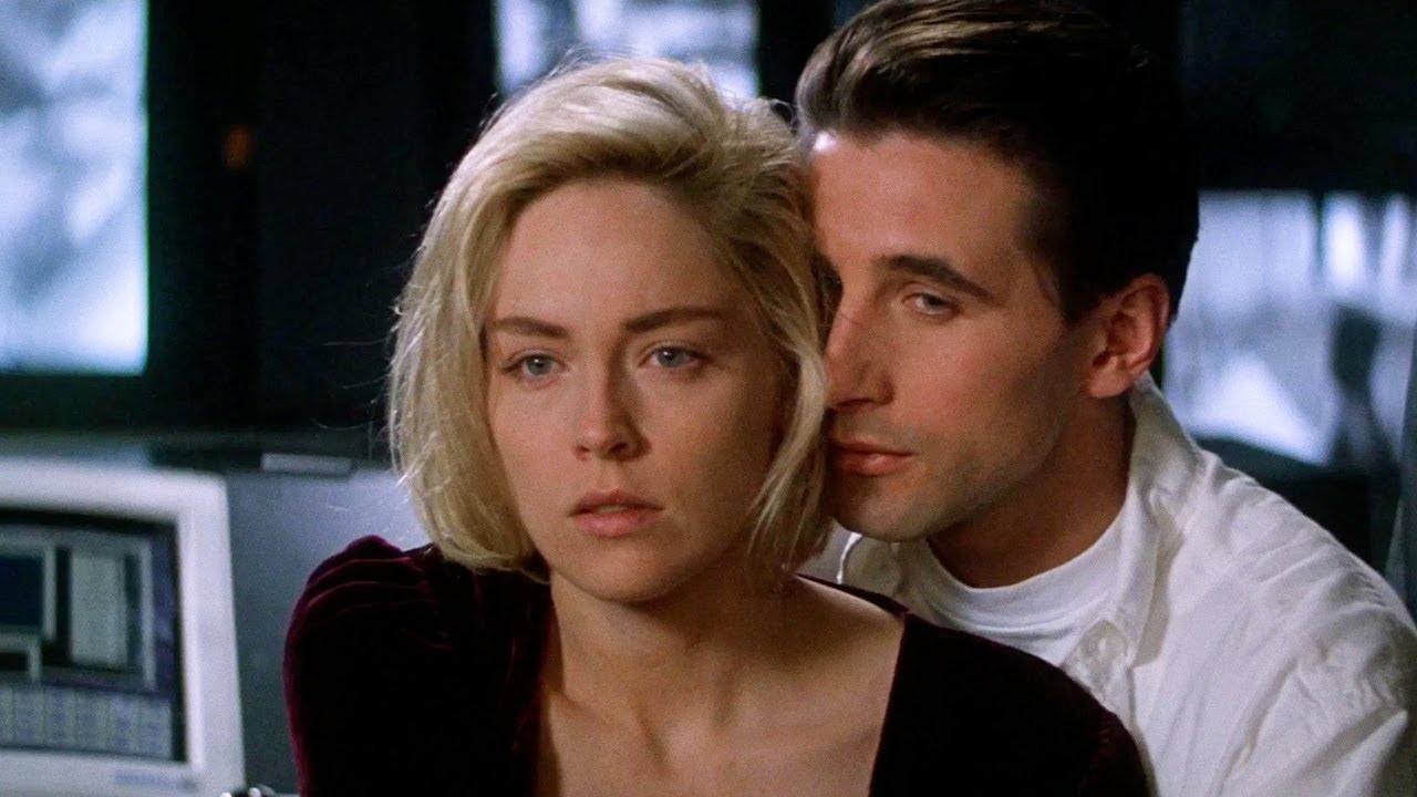 راجل مهووس بجارته بيركبلها كاميرات ف كل مكان ف شقتها عشان يراقبها (ملخص فيلم Sliver)