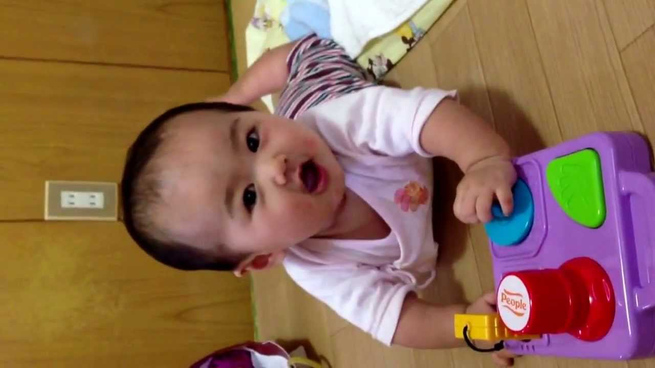 6ヶ月の赤ちゃん 癒しの笑い 指先の知育おもちゃで遊ぶ Youtube