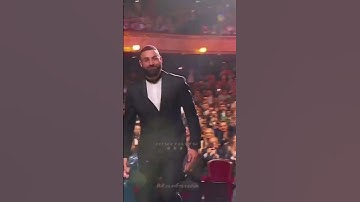 khoảnh khắc BENZEMA nhận quả bóng vàng 2022.