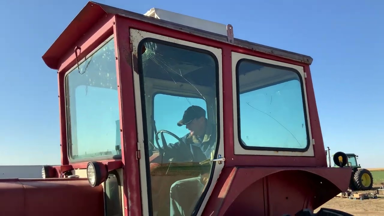 BigIron International/Farmall F806 2WD Tractor with Loader