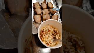 吃杯面配烧肉简单美味一餐 Tomyam Maggi Hot Cup with Crispy Roast Pork