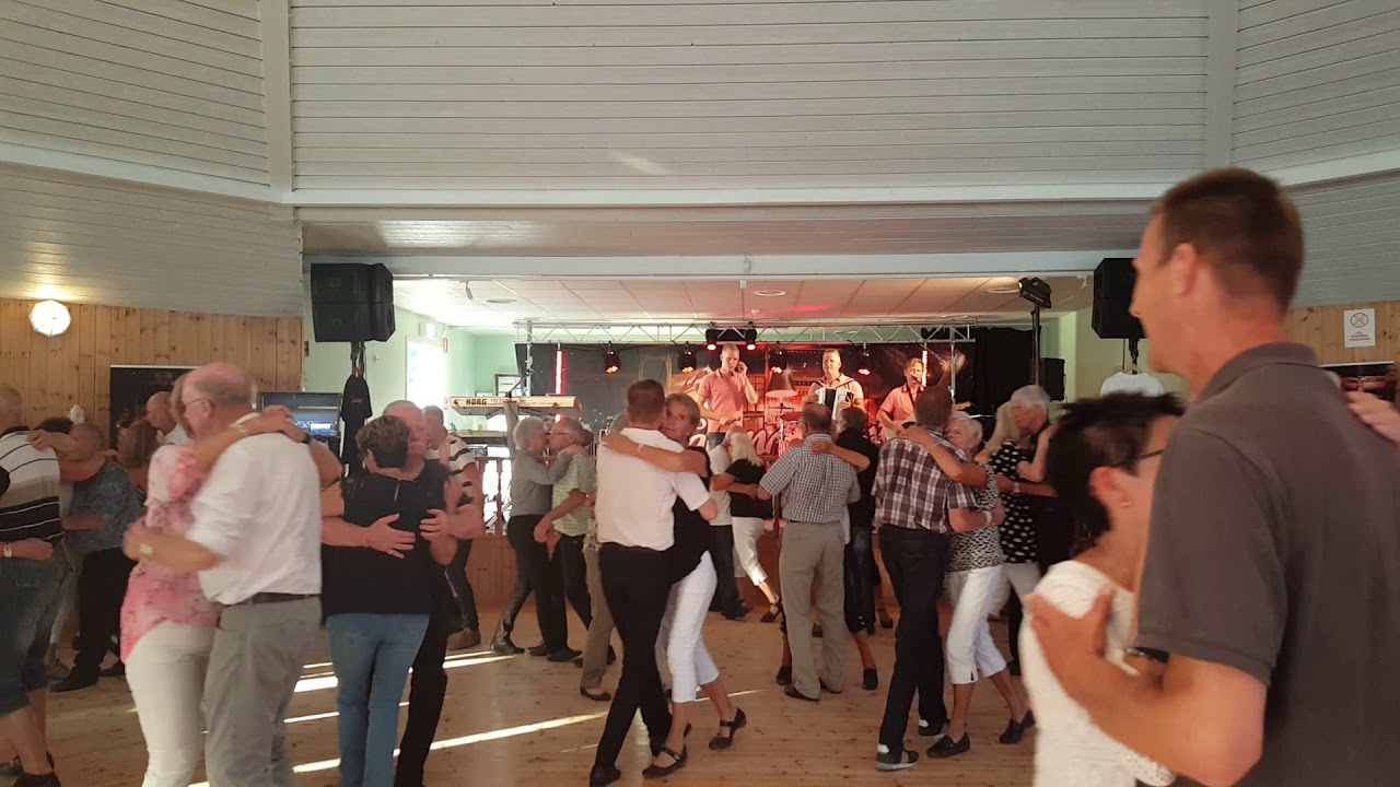 SKÅNINGARNA spelade upp till dans på Bergviks-Parken 1 juni-2018 GOA-Killar :-)