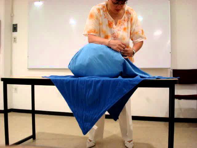 Como doblar un bulto de ropa quirurgica - YouTube