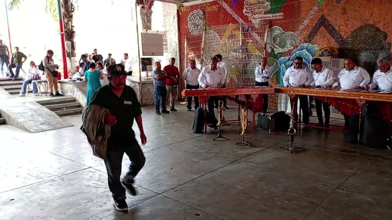 Hoy celebrando el 14 de febrero. Con la marimba de seguridad pública visita.nuestro mercado 