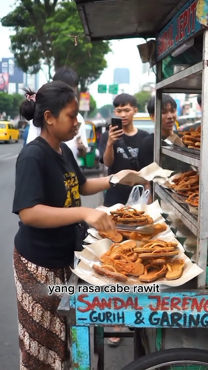 mengejutkan penjual gorengan sandal jepit viral#kuliner  #makanan #shorts