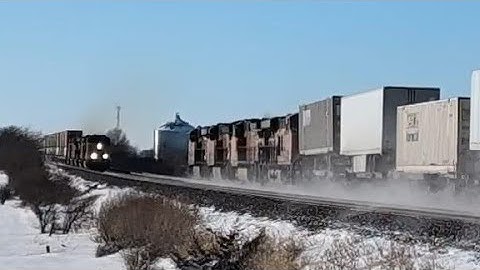 7- Engine Union Pacific Meets 4-Engine BNSF at Track Speed, then Comes to a Full Stop!