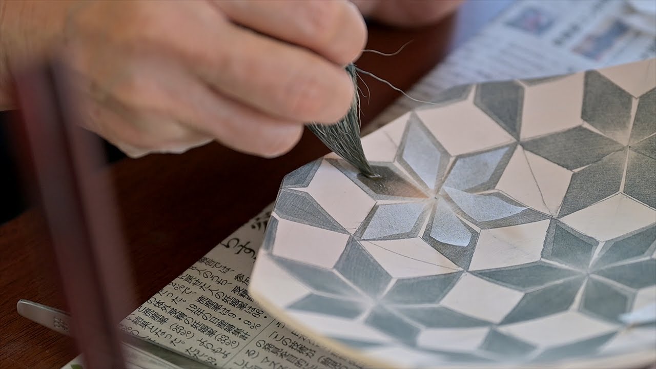 Процесс производства белой фарфоровой посуды и роспись на посуде с помощью бумаги. 糸島の陶芸家 伊都桃山窯