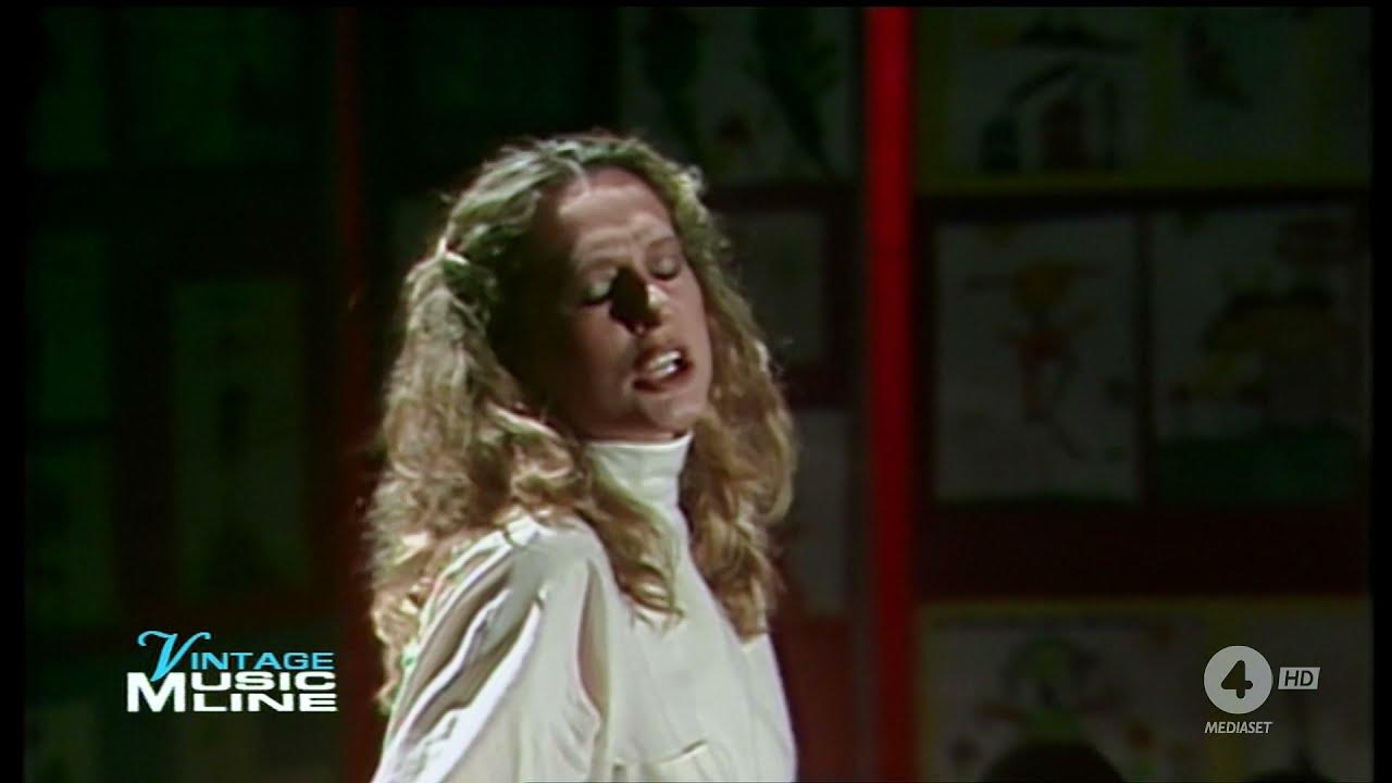 Loretta Goggi Maledetta primavera 1981 YouTube Loretta Goggi Maledetta primavera 1981 YouTube
