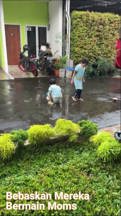ANAK KECIL HUJAN HUJANAN SENANG BANGET NGGAK TAKUT SAKIT