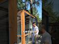 小屋の金網、なぜこの色?