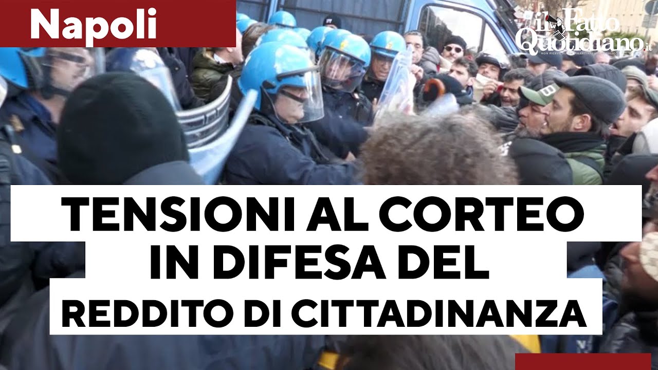Corteo a difesa del Rdc a Napoli, i disoccupati tentano di entrare in Comune: tensioni con polizia