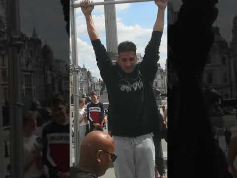 AKSHAY KUMAR ATTEMPTS THE HOLD ON BAR CHALLENGE