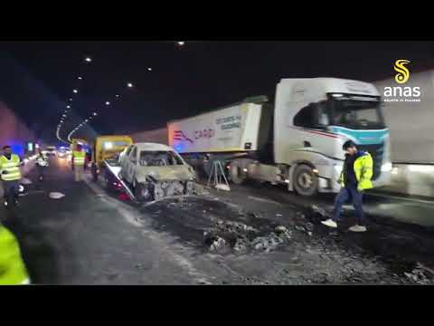 Video Assalto a portavalori sull'A2 Salerno-Reggio Calabria, le carcasse dei veicoli in autostrada