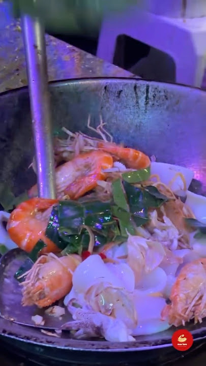 Drunken Stir-Fried Seafood (Pad Cha Talay) cooked by A Famous Fiery-tongued Vendor 🔥🦐