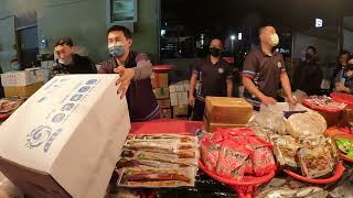 0110-5今天社頭客人超級猛！鮭魚也是給他直接買3000元啦～今天的腳庫也是超早就完售了啦！帶3箱通通完售不誇張！ #嘉義趙又廷 #全晟海產 #週二彰化社頭夜市 #海鮮拍賣 #海鮮叫賣
