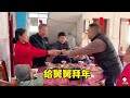 小六提著禮物給3個舅舅拜年，舅舅們笑臉相迎，過年親戚要常走動