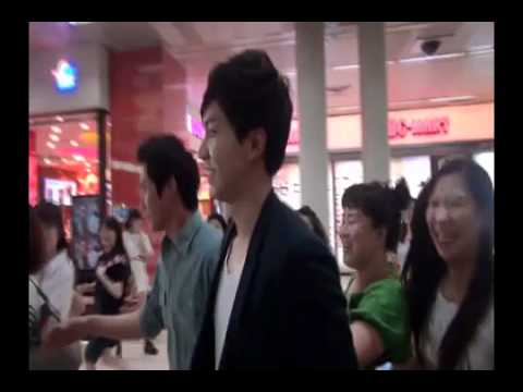 lee seung gi xuất ngũ lee seung gi at kimpo airport 2 6 2012 youtube lee seung gi xuất ngũ lee seung gi at kimpo airport 2 6 2012 youtube