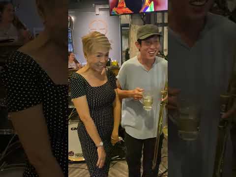 อาจารย์นล โซโล่เบสที่ Spinn Wine Bar & Bistro