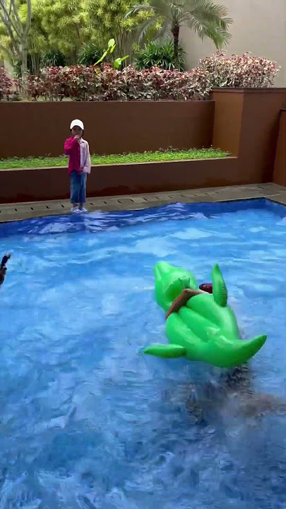 LEXIE CRIED OUT LOUDLY AFTER BEING SPOILED IN THE POOL BY HER FATHER‼️ #leika #lexie #viral #shorts