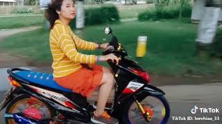 Cewek cantik pake motor beat