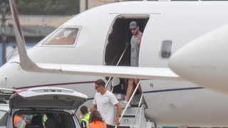 Chris Hemsworth and his dogs get of a private jet Guide