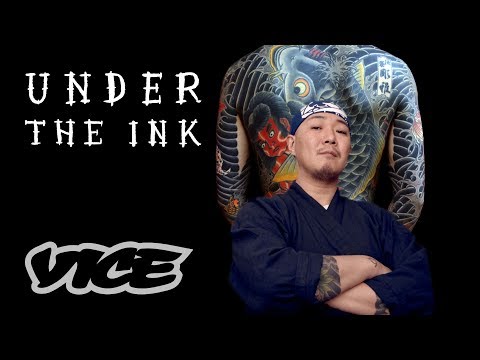 Video: Co Znamená Tetování V Podobě Ramenních Popruhů Generála?