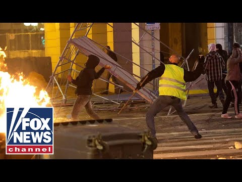 Over 400 arrested in Paris during anti-government protests